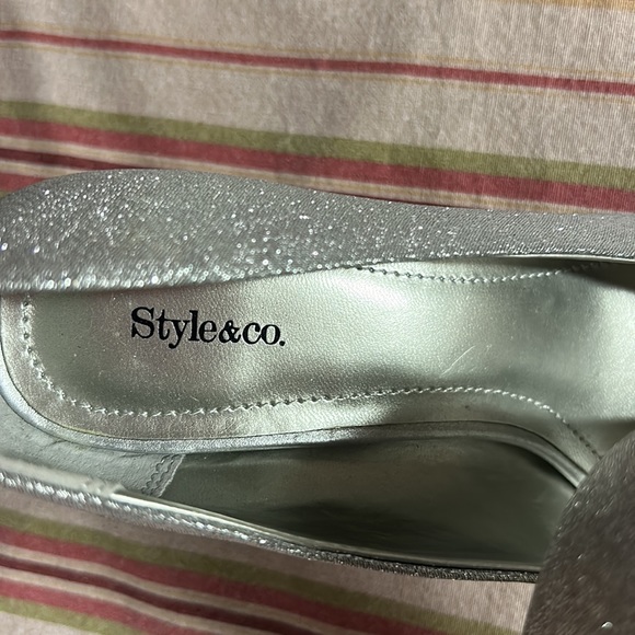 Style and Co silver sparkly open toe shoes size 7.5 - Picture 2 of 4